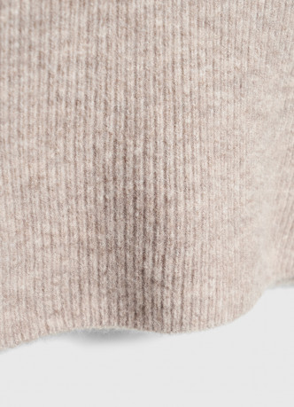 Укороченный вязаный жилет