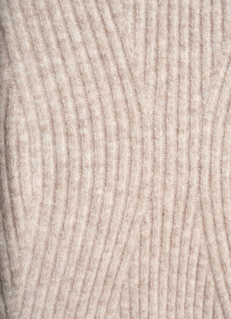 Вязаное платье с открытыми плечами