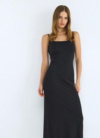 Приталенное платье на тонких бретелях