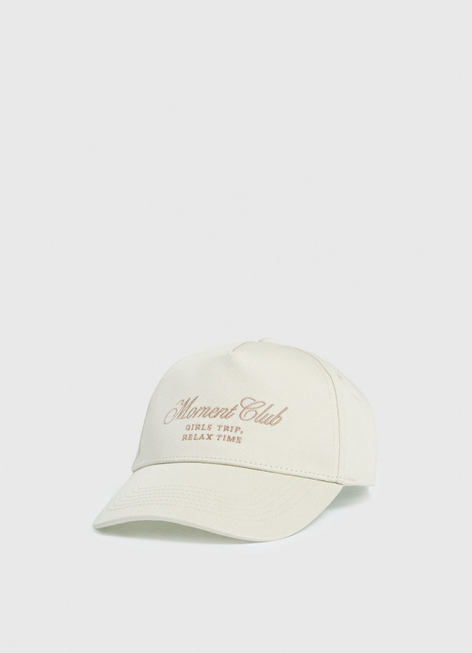 Джинсовая бейсболка с вышивкой