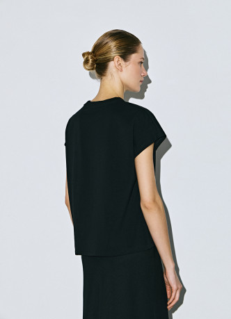 Футболка со спущенным плечом