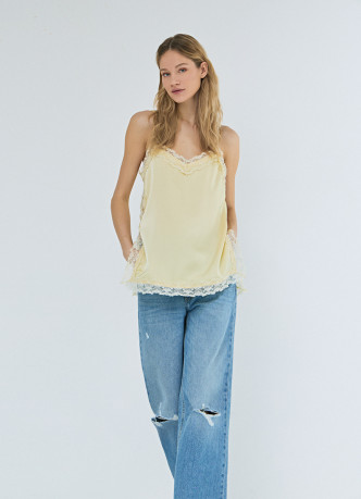 Широкие джинсы с разрезами на коленях