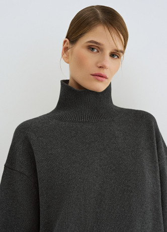 Свободный джемпер с воротником-стойкой