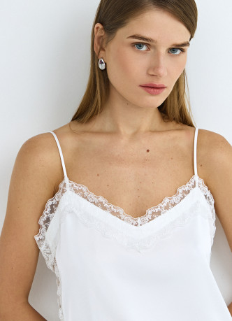 Топ с кружевом на тонких бретелях