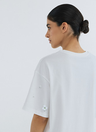 Футболка с цветочным декором из пайеток