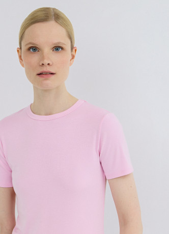 Приталенная футболка в рубчик