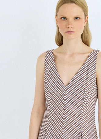 Приталенное платье с V-образным вырезом