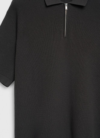 Поло из текстурной ткани с молнией