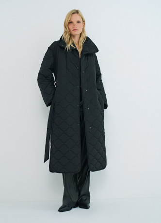 Длинное стёганое пальто с поясом