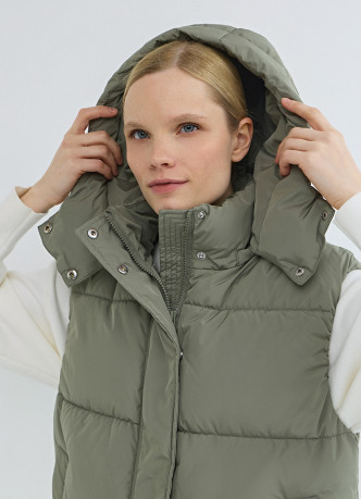 Жилетка с капюшоном