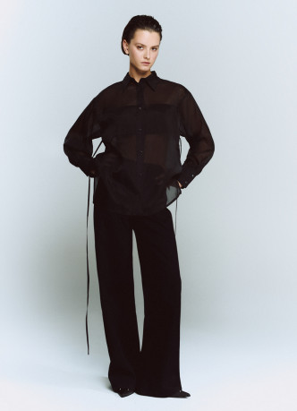 Полупрозрачная блузка из органзы с тонким поясом