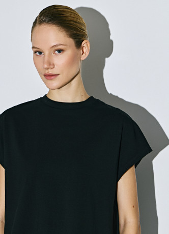 Футболка со спущенным плечом