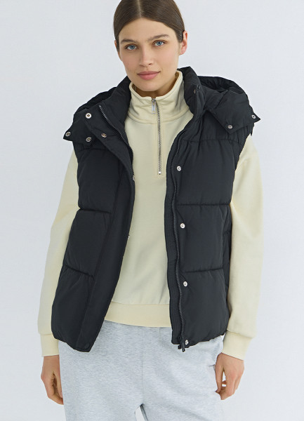 

Утеплённый жилет с капюшоном, Черный