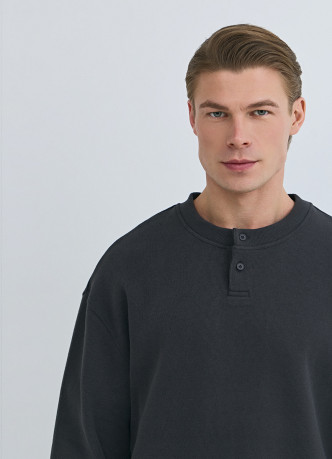 Свитшот с вырезом хенли