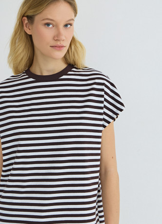 Футболка в полоску со спущенным плечом