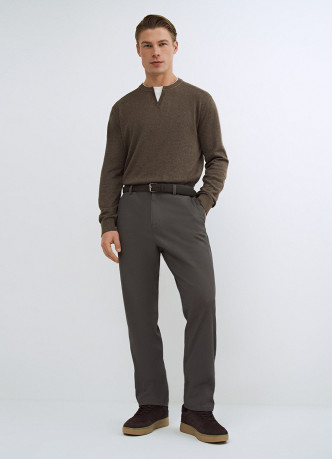 Чиносы с ремнём