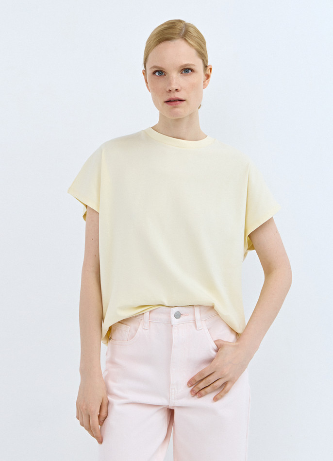 Футболка со спущенным плечом