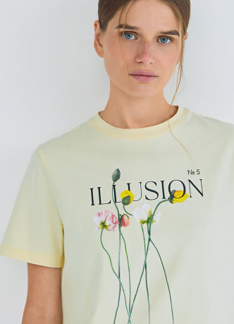 Футболка с цветочным принтом