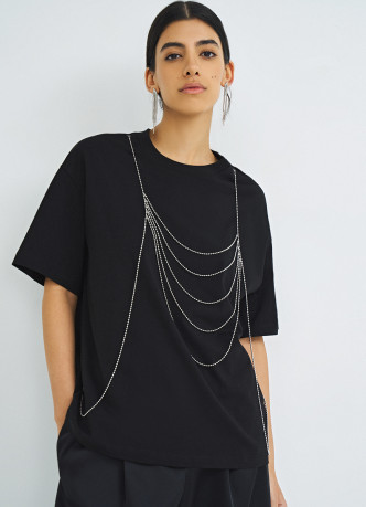 Футболка с декором из навесных цепочек