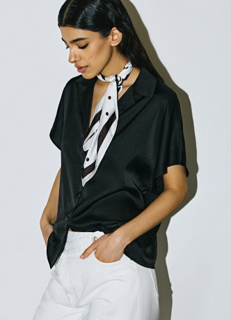 Сатиновая блузка с коротким рукавом
