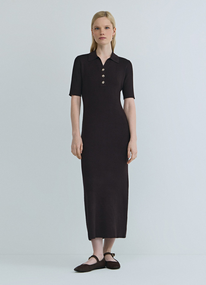 Платье в рубчик с воротником поло