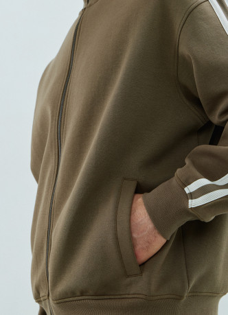 Бомбер на молнии с контрастными деталями