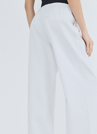 Тонкие джинсы на резинке со средней посадкой