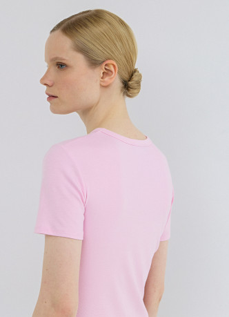 Приталенная футболка в рубчик