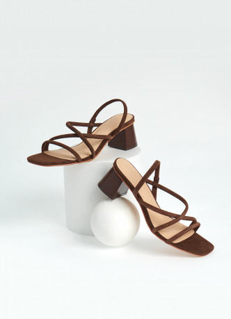 Босоножки на каблуке