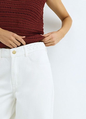 Широкие джинсы с плетением на поясе