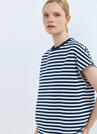 Футболка в полоску со спущенным плечом