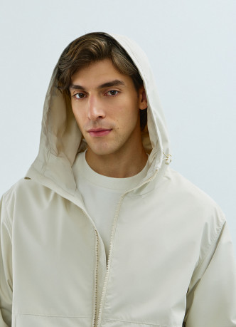 Ветровка с капюшоном