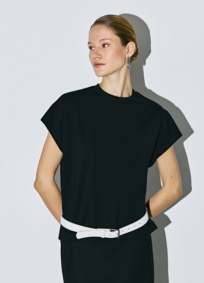 Футболка со спущенным плечом