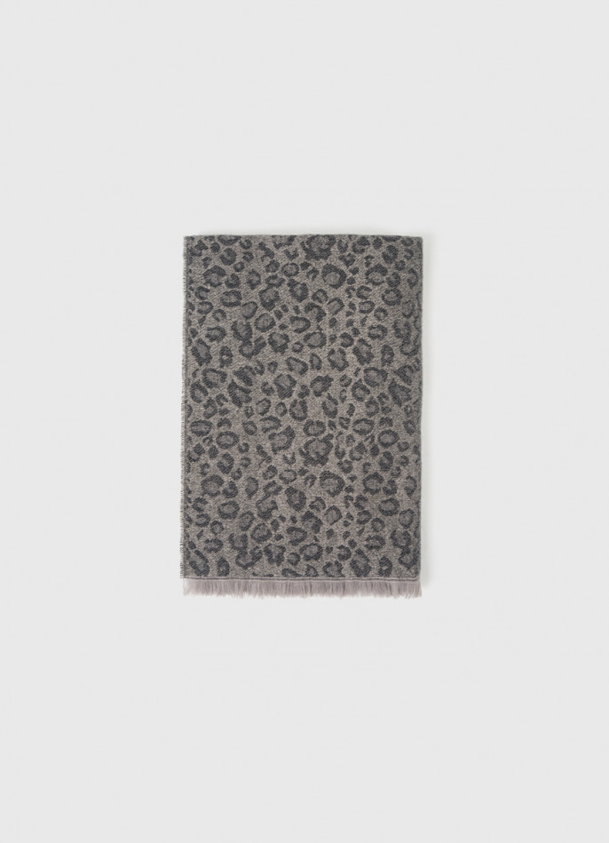 Жаккардовый шарф с леопардовым узором