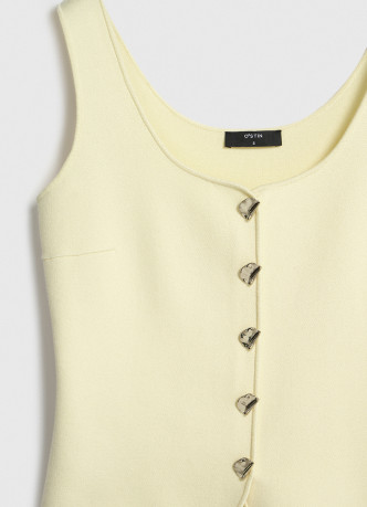 Жилет с акцентными пуговицами