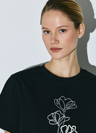 Футболка с цветочным декором