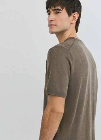 Вязаная футболка из пряжи