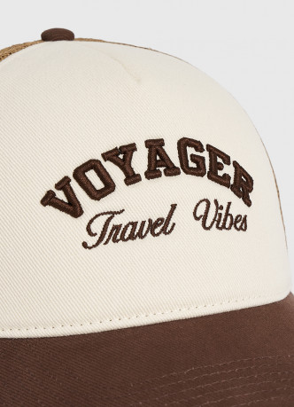 Бейсболка с вышивкой и сеткой