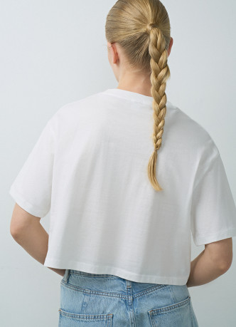 Укороченная футболка с принтом