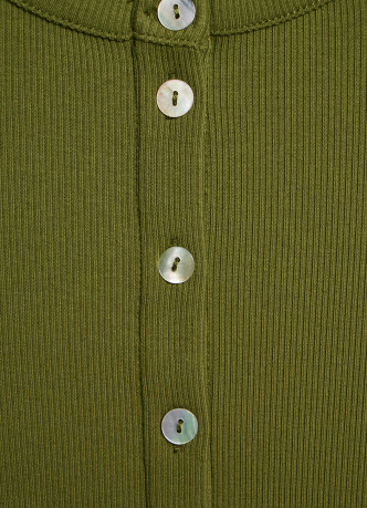 Приталенный лонгслив на пуговицах