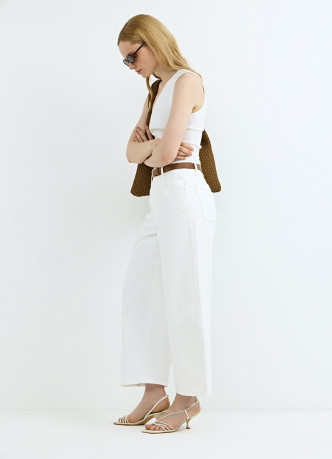 Укороченные широкие джинсы с ремнём