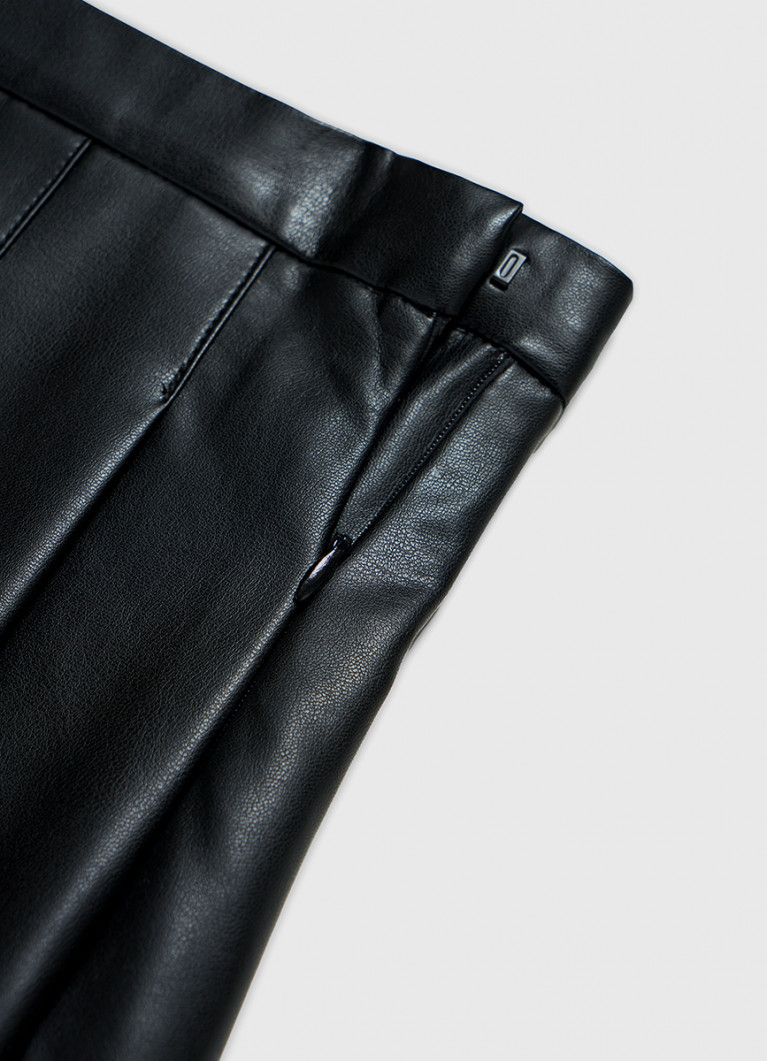 Oyoqlarini mini yubkada yoying