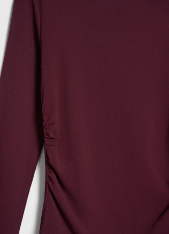 Лонгслив с вырезом лодочкой