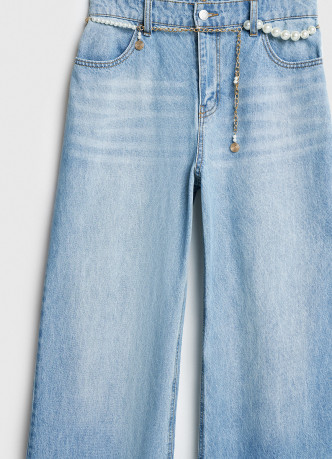 Прямые джинсы с высокой посадкой и ремнем с жемчугом