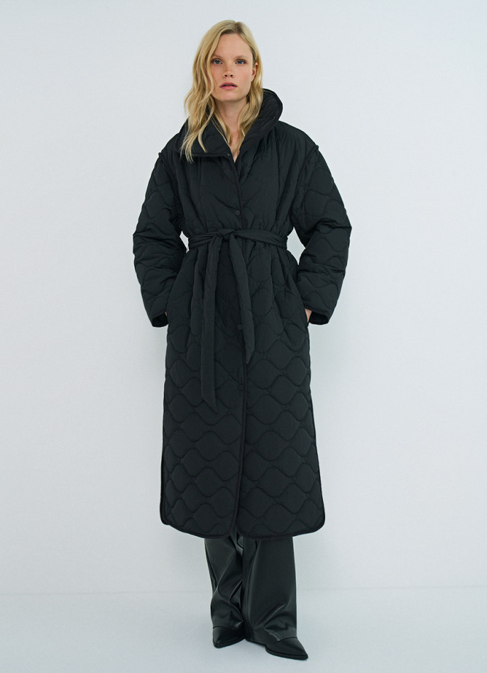 Длинное стёганое пальто с поясом