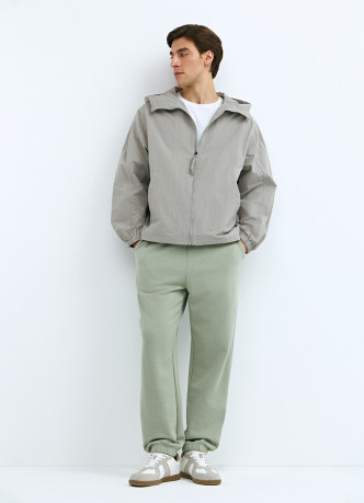 Ветровка с капюшоном