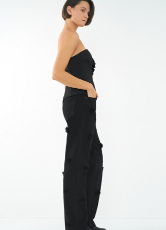 Джинсы с декором в виде цветов