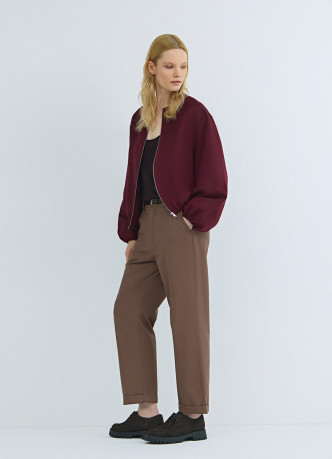 Чиносы с тонким ремнём