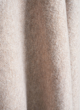 Асимметричное вязаное пончо