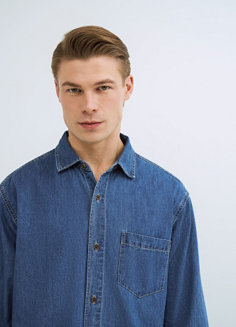 Джинсовая рубашка на пуговицах